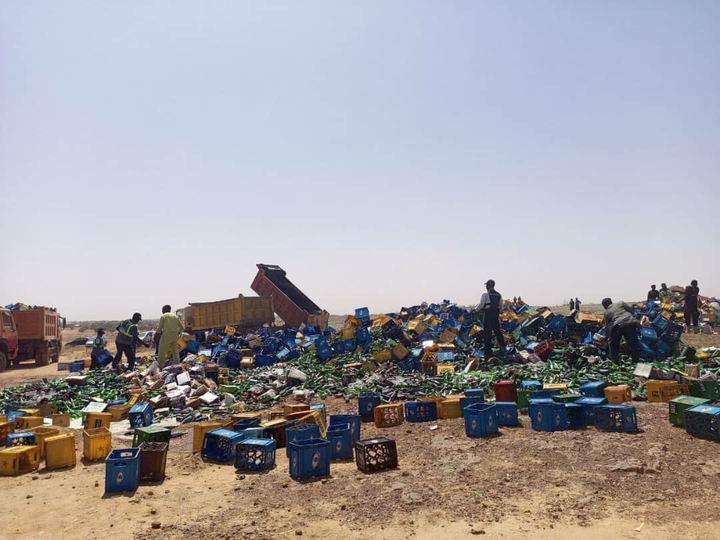 La police religieuse de Kano détruisant les bouteilles d'alcool saisies