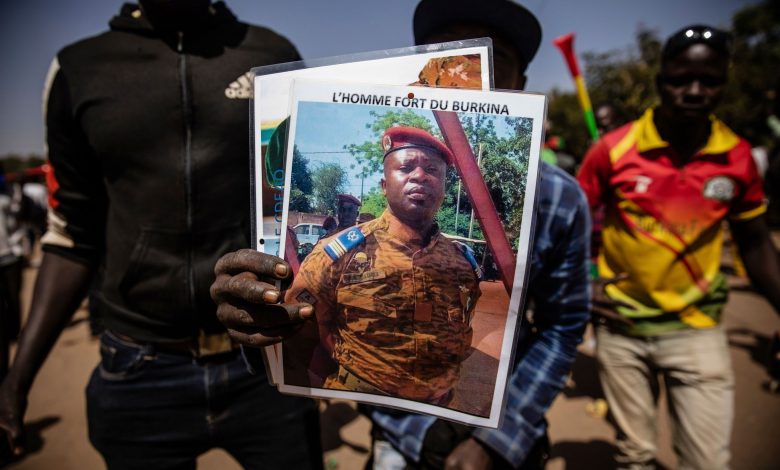 La population burkinabè jubile dans la rue après le coup d'Etat