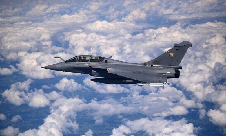 Un avion de chasse rafale français dans les airs