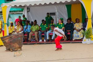 Une danse traditionnelle exécutée fortement appréciée