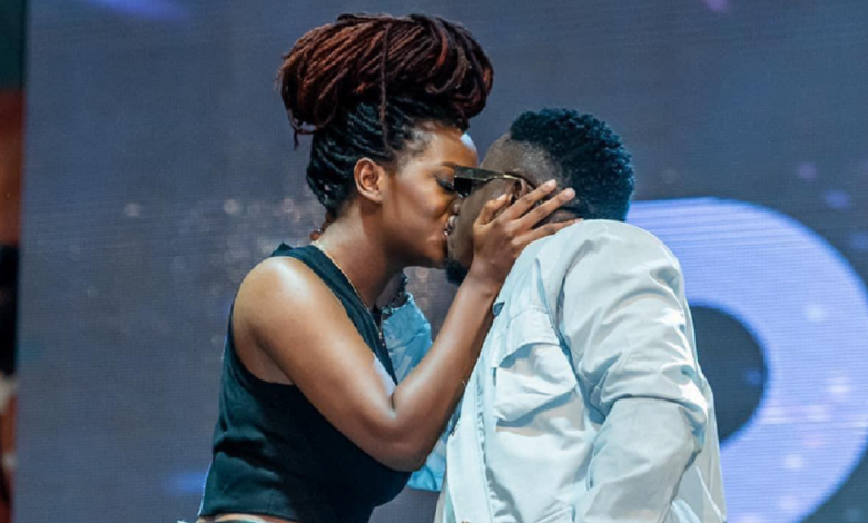 Le long baiser entre Didi B et sa fiancée lors de son spectacle Release Party