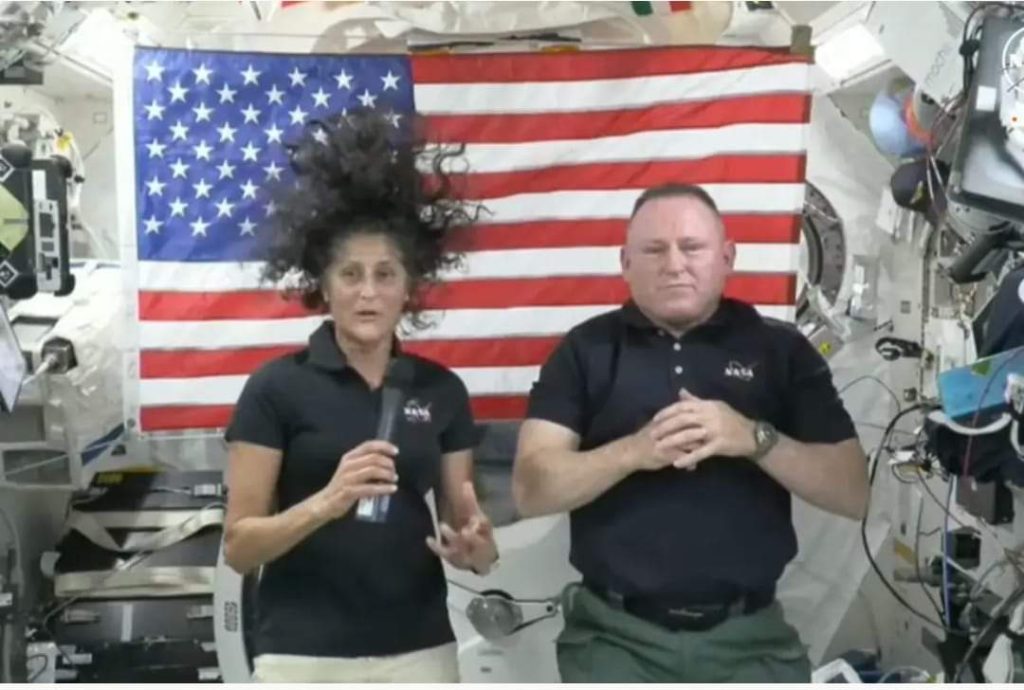 Les astronautes américains Sunita Williams et Barry Wilmore dans leur navette spatiale 