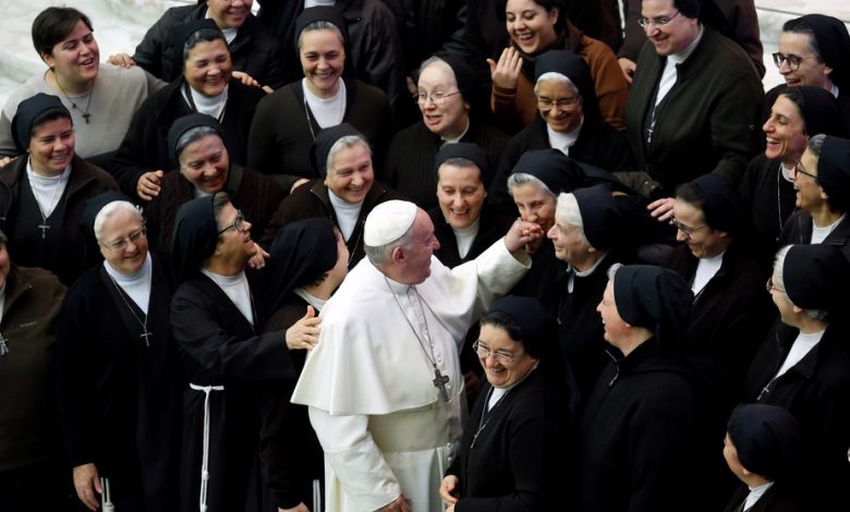 Des religieuses et le Pape François