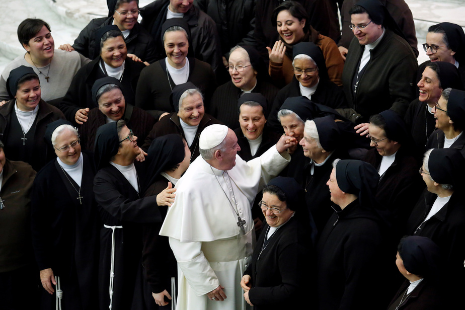 Des religieuses et le Pape François 