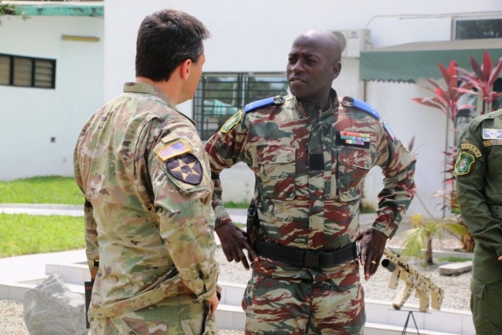 Soldats américains et ivoiriens collaborant 