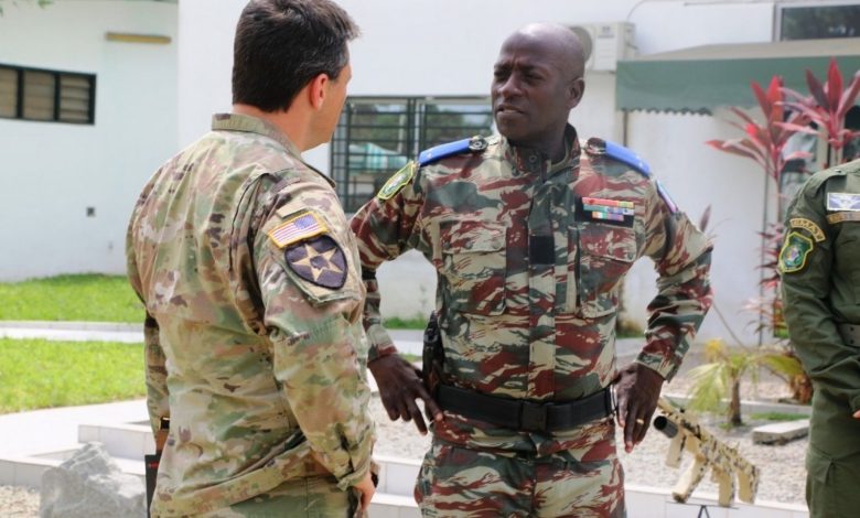 Soldats américains et ivoiriens collaborant