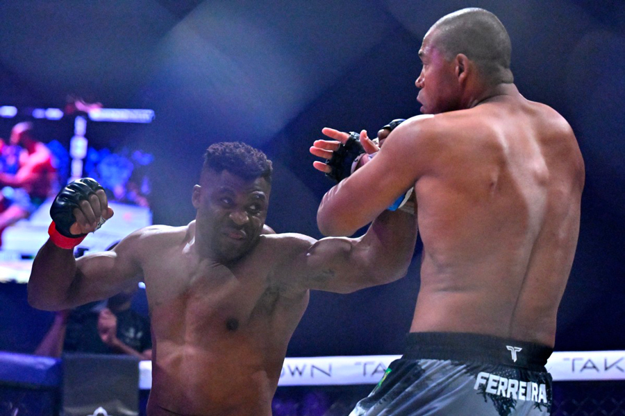 Francis Ngannou qui tape Ferreira pour vivre 