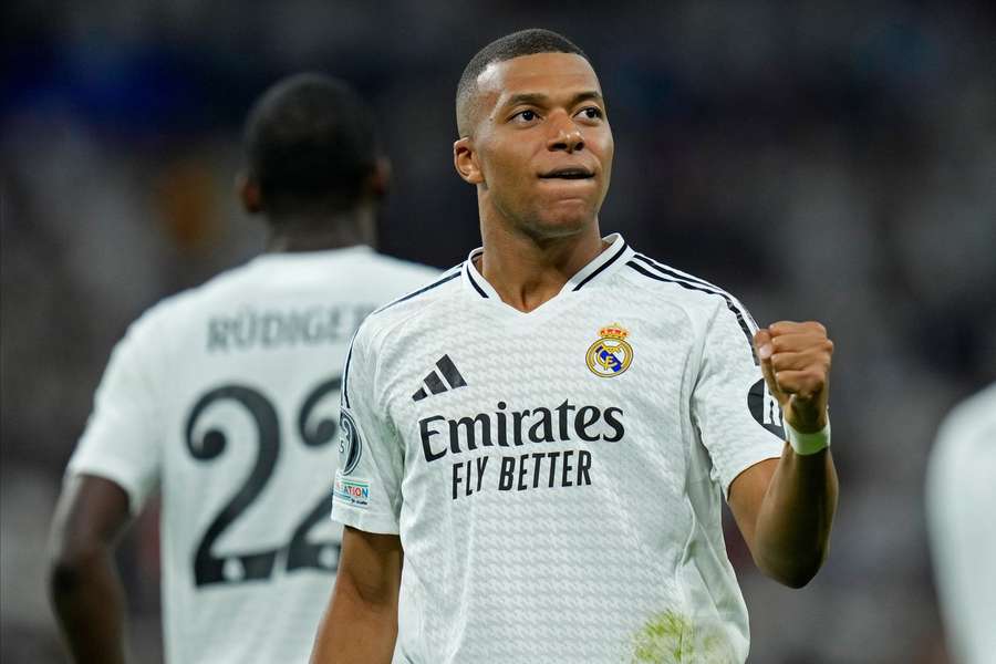 Kylian Mbappé, après des performances critiquées, a brillé lors de la finale de la Coupe Intercontinentale en marquant un but et en délivrant une passe décisive, suscitant l'enthousiasme des médias espagnols.