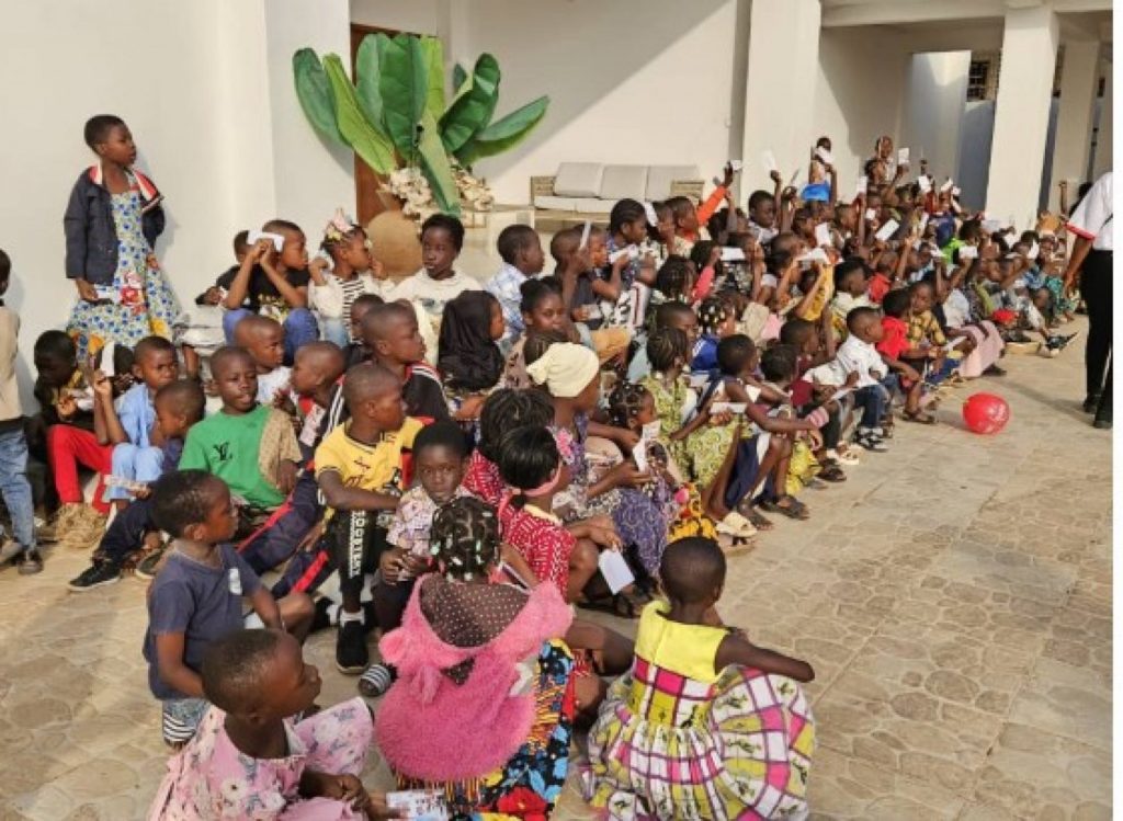 Des enfants chez le ministre Jacques Assahoré