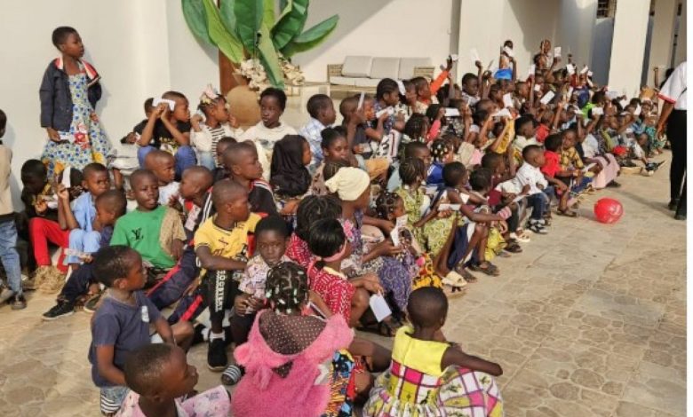 Des enfants chez le ministre Jacques Assahoré